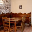 CADIERA Y MESA EN EL SALON COMEDOR
